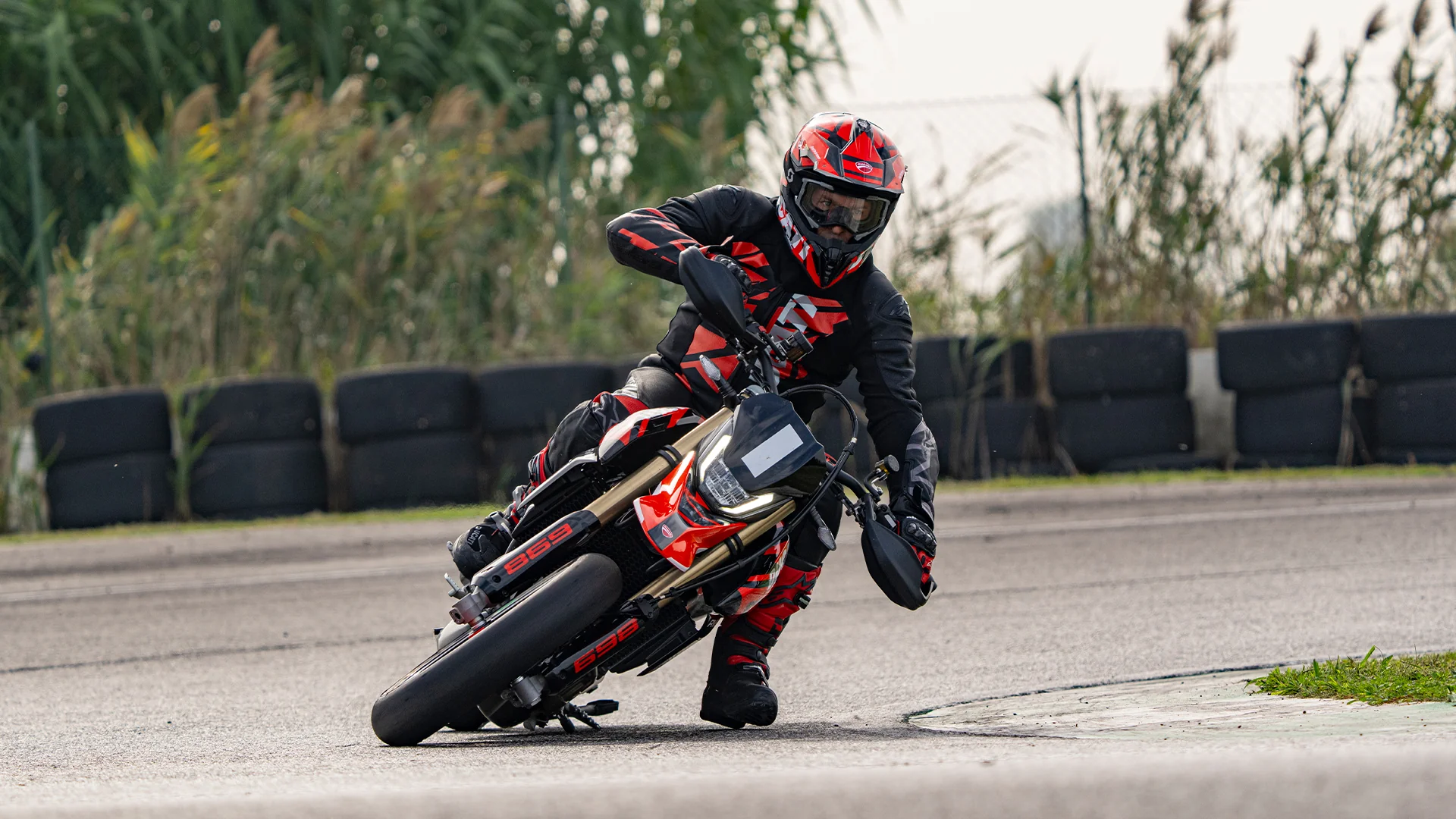 2026 Ducati Hypermotard 698 Mono RVE - Graffiti - Image 10
