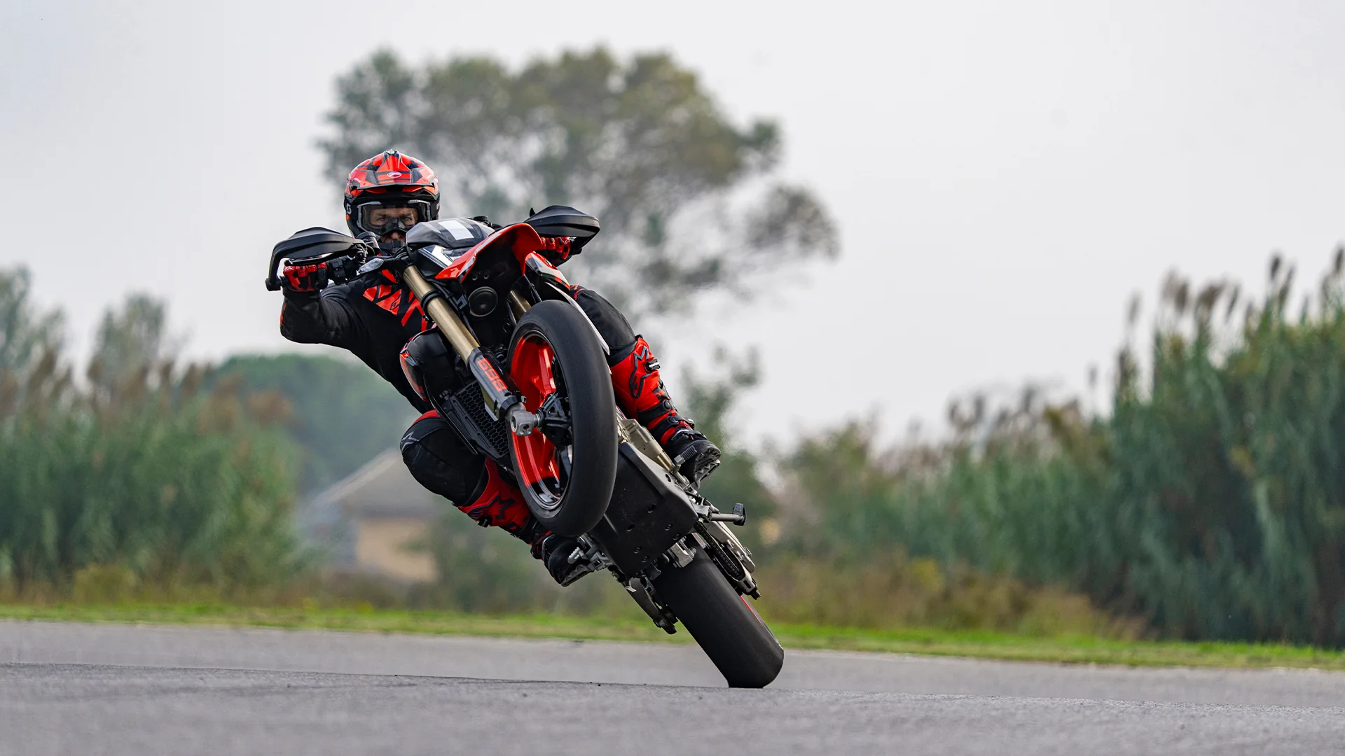 2026 Ducati Hypermotard 698 Mono RVE - Graffiti - Image 7