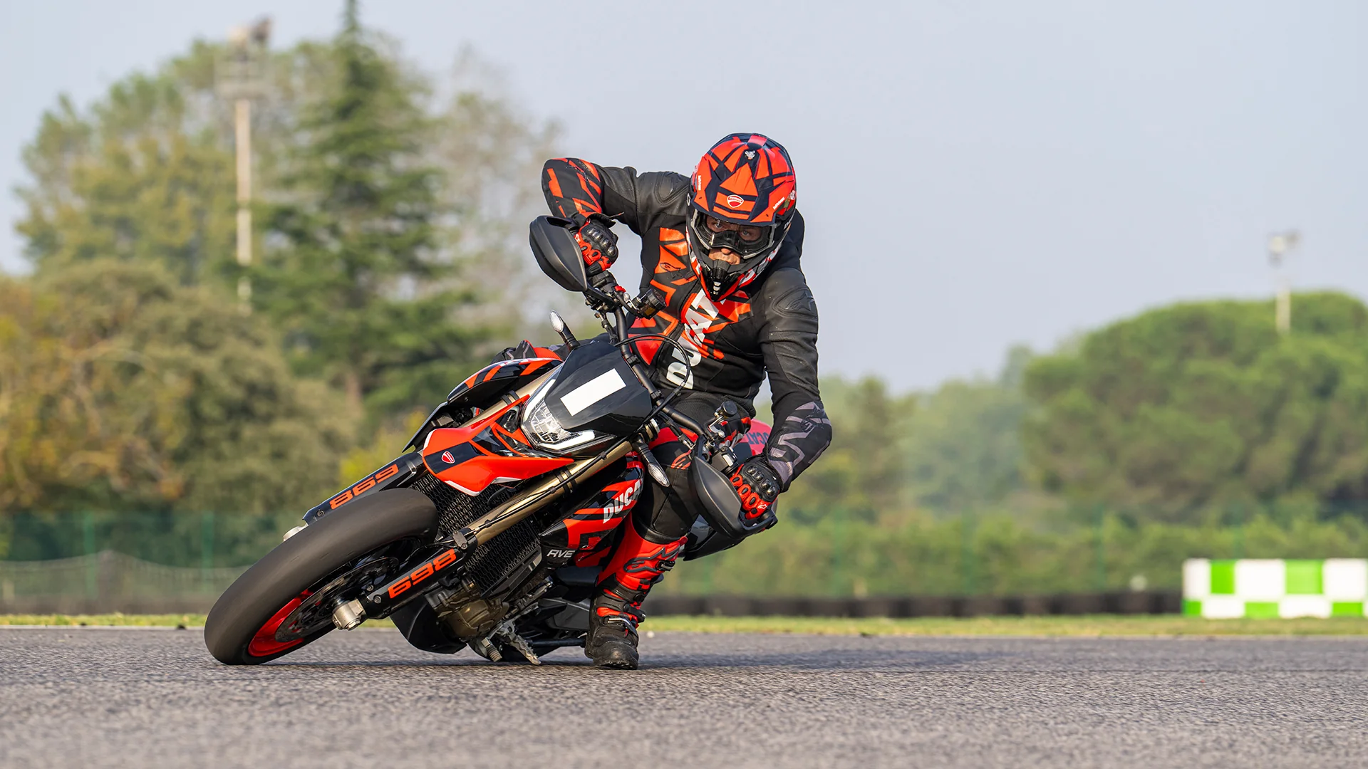 2026 Ducati Hypermotard 698 Mono RVE - Graffiti - Image 8