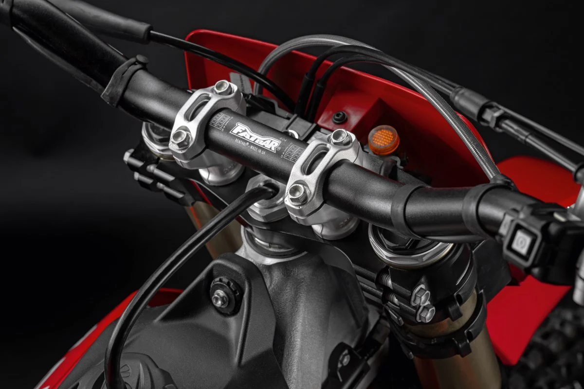 97381251AA - Triple Clamps - Desmo450 - Image 2