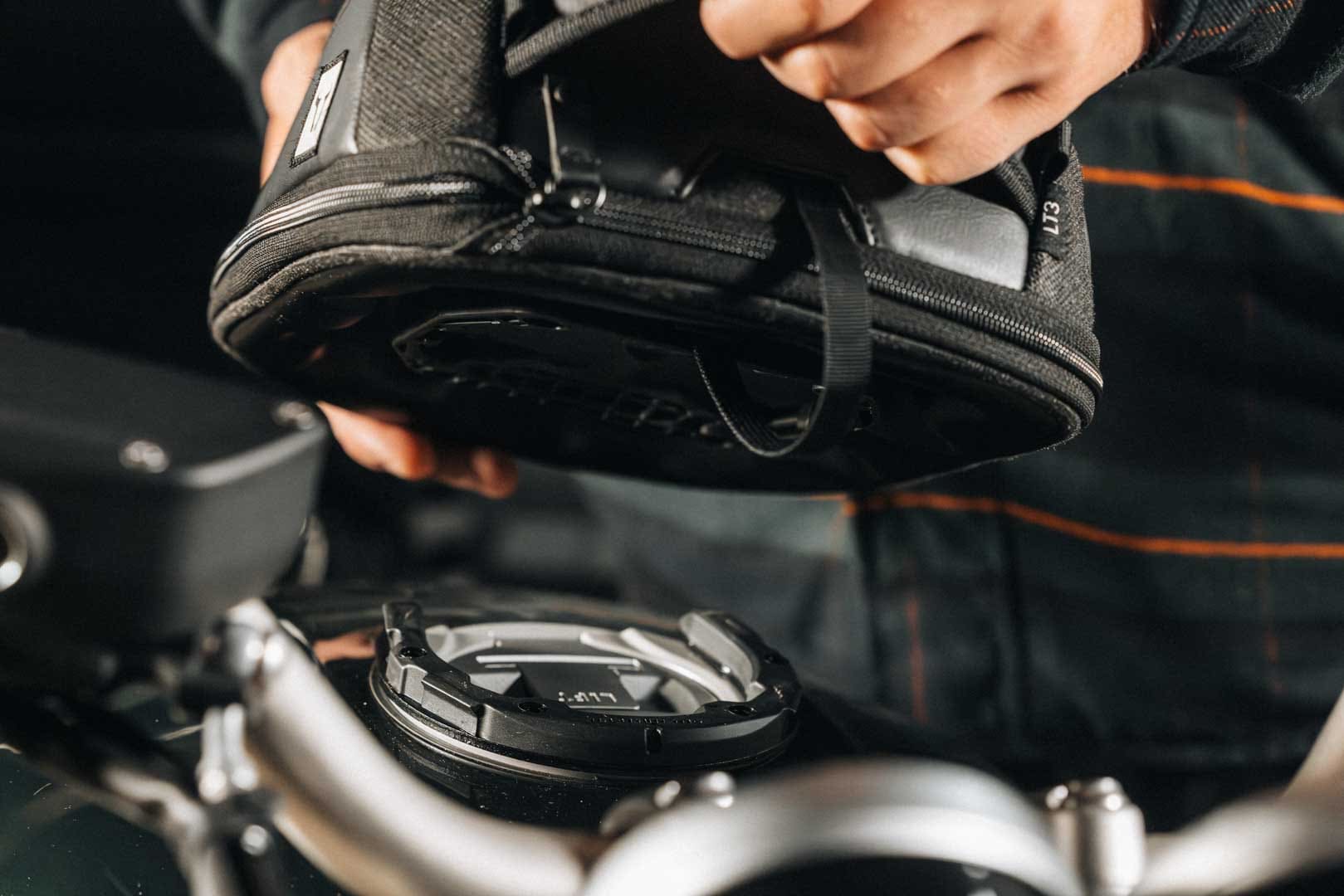 BC.TRS.00.411.20000 - SW-MOTECH - Legend Gear tank bag LT3 - For PRO tank ring  3-5 l - BLACK - Image 3