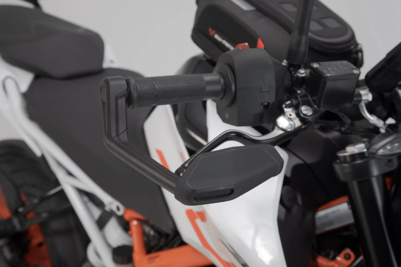 LVG.04.882.11000/B - SW-MOTECH - Lever guards with wind protection - 390 Duke, Monster 937, MT-03, Tuono 1100 - BLACK - Image 4