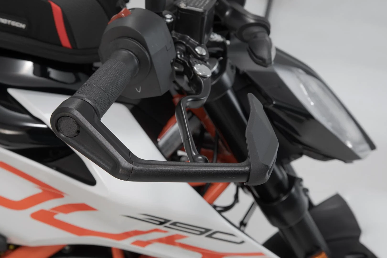 LVG.04.882.11000/B - SW-MOTECH - Lever guards with wind protection - 390 Duke, Monster 937, MT-03, Tuono 1100 - BLACK - Image 5
