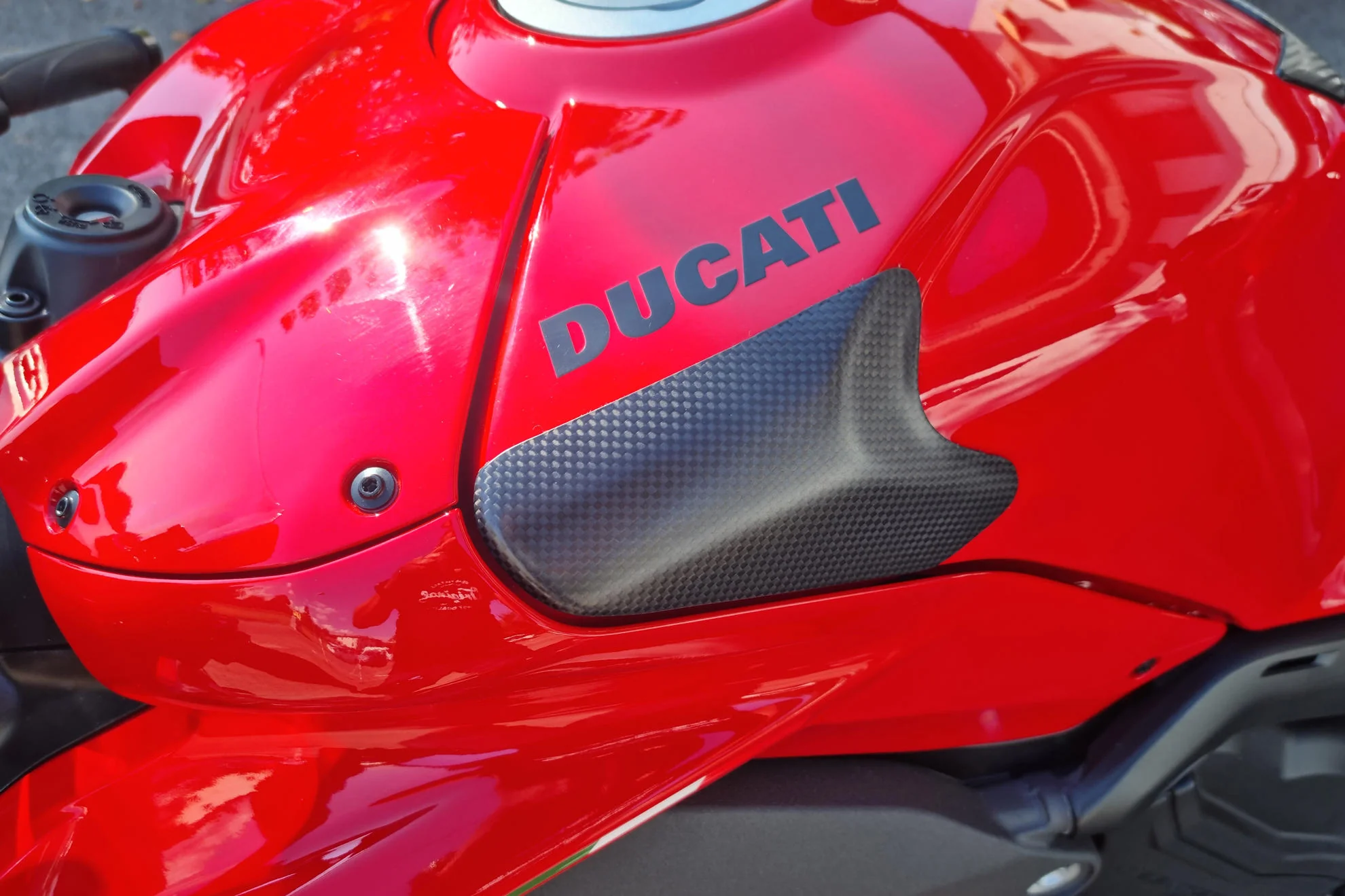 ZP113Y - CNC Racing Carbon Fiber/Kevlar Fuel Tank Slider Kit for Ducati Panigale V4 / S / R / SP (2022+) - Image 3